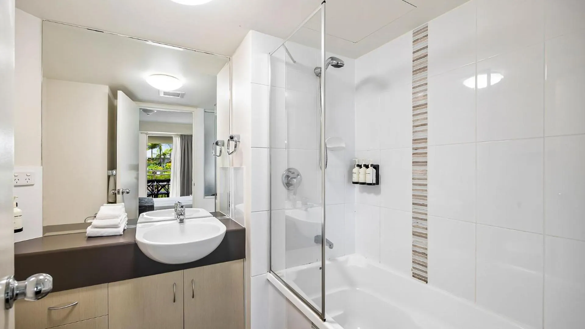 3 Bedroom Swim Out Apartment, Right On The Pool In Alexandra Headland , Across From The Beach アパート