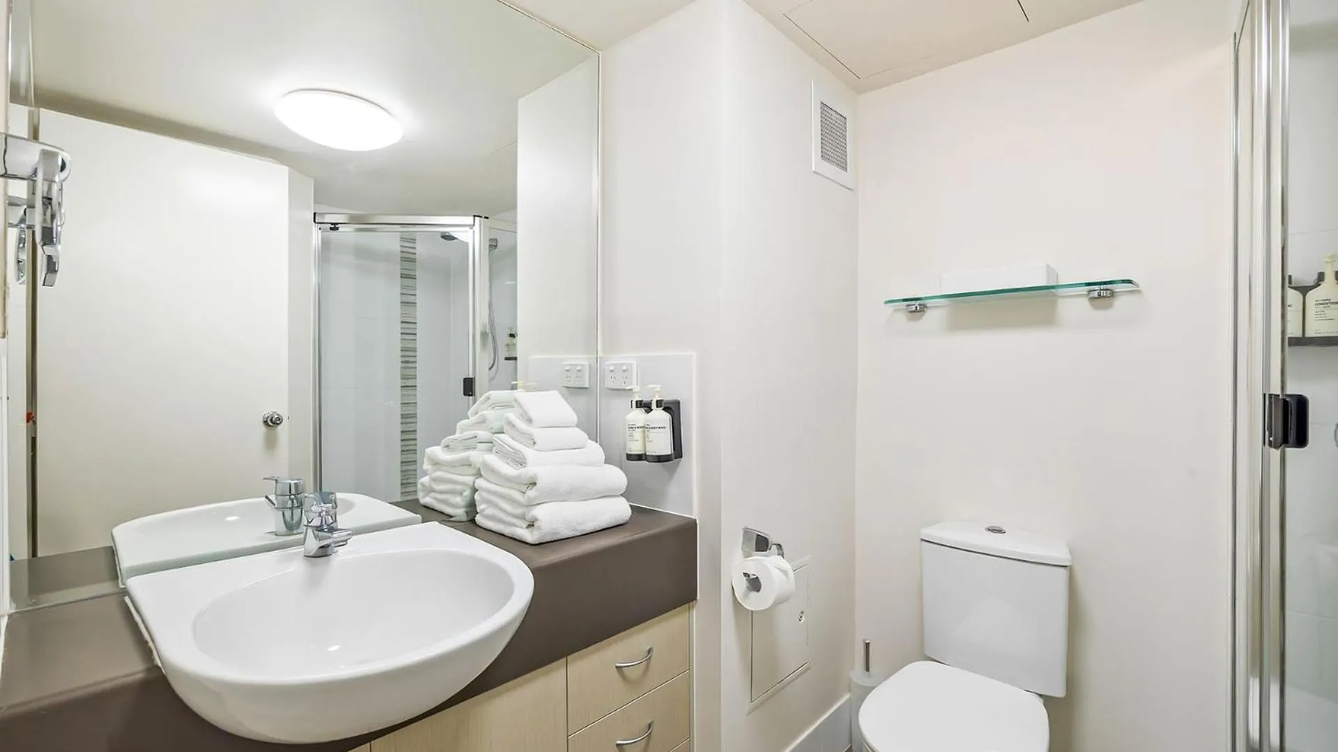 3 Bedroom Swim Out Apartment, Right On The Pool In Alexandra Headland , Across From The Beach 0*,  オーストラリア