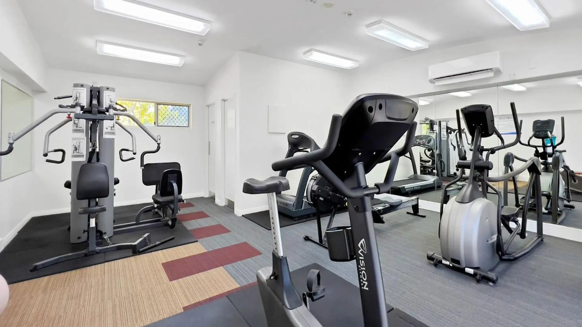 アパート 3 Bedroom Swim Out Apartment, Right On The Pool In Alexandra Headland , Across From The Beach