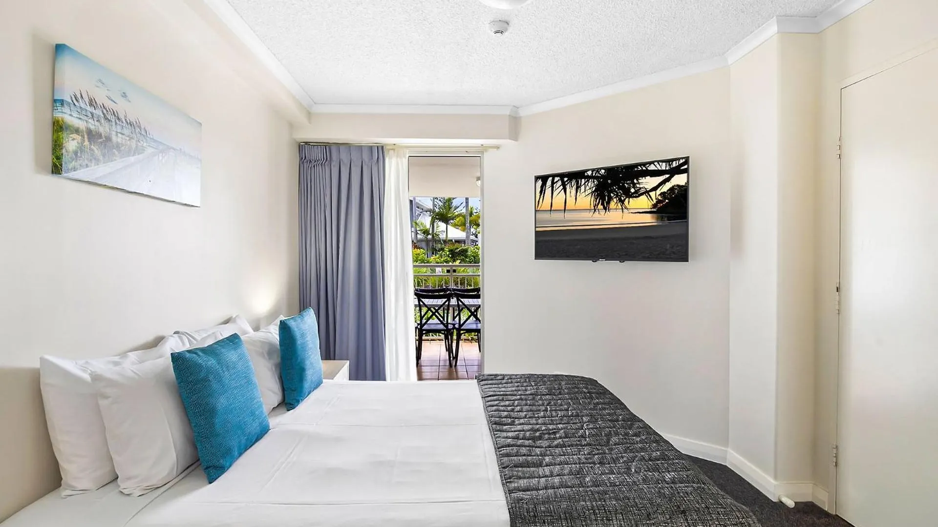 3 Bedroom Swim Out Apartment, Right On The Pool In Alexandra Headland , Across From The Beach オーストラリア