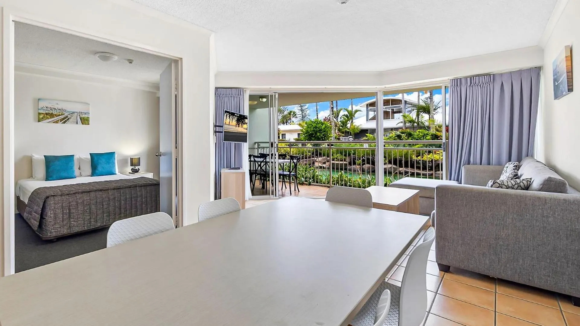 アパート 3 Bedroom Swim Out Apartment, Right On The Pool In Alexandra Headland , Across From The Beach