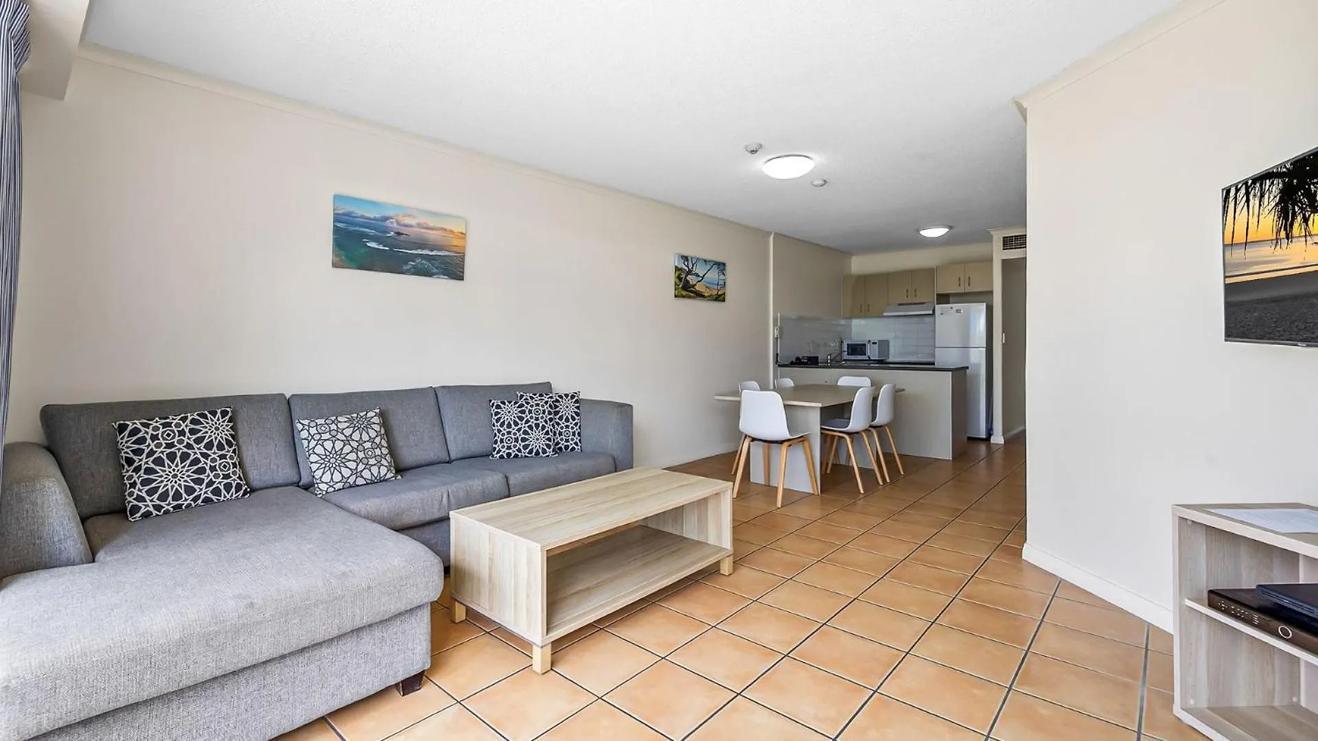3 Bedroom Swim Out Apartment, Right On The Pool In Alexandra Headland , Across From The Beach 0*,